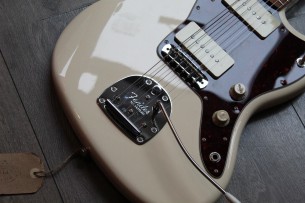 FENDER "Vintera '60 Jazzmaster, Olympic White, Pau Ferro, Gig Bag"