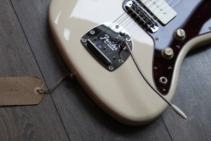 FENDER "Vintera '60 Jazzmaster, Olympic White, Pau Ferro, Gig Bag"