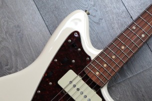 FENDER "Vintera '60 Jazzmaster, Olympic White, Pau Ferro, Gig Bag"