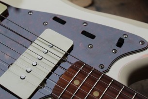 FENDER "Vintera '60 Jazzmaster, Olympic White, Pau Ferro, Gig Bag"