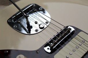 FENDER "Vintera '60 Jazzmaster, Olympic White, Pau Ferro, Gig Bag"