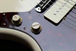 FENDER "Vintera '60 Jazzmaster, Olympic White, Pau Ferro, Gig Bag"