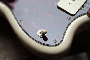 FENDER "Vintera '60 Jazzmaster, Olympic White, Pau Ferro, Gig Bag"