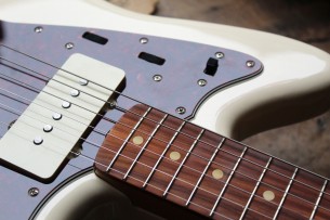 FENDER "Vintera '60 Jazzmaster, Olympic White, Pau Ferro, Gig Bag"