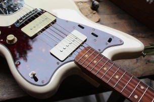 FENDER "Vintera '60 Jazzmaster, Olympic White, Pau Ferro, Gig Bag"
