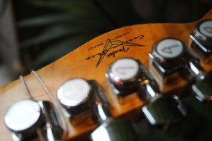 Fender " Custom Shop Limited Edition Caballo Tono Ligero Relic, Aged Magenta Sparkle"