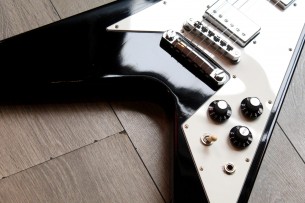 GIBSON " Flying V Ebony Made In USA, 2015 Japan Limited Reissue" HARDCASE, PAPERS