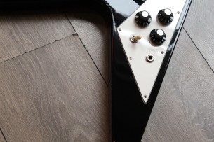 GIBSON " Flying V Ebony Made In USA, 2015 Japan Limited Reissue" HARDCASE, PAPERS