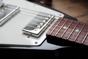 GIBSON " Flying V Ebony Made In USA, 2015 Japan Limited Reissue" HARDCASE, PAPERS