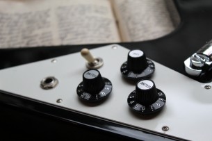 GIBSON " Flying V Ebony Made In USA, 2015 Japan Limited Reissue" HARDCASE, PAPERS