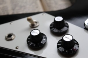 GIBSON " Flying V Ebony Made In USA, 2015 Japan Limited Reissue" HARDCASE, PAPERS