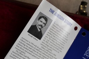 GIBSON " Flying V Ebony Made In USA, 2015 Japan Limited Reissue" HARDCASE, PAPERS