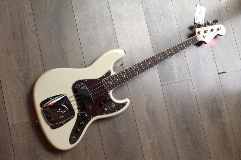 FENDER "American Vintage II 1966 Jazz Bass, Rosewood Fingerboard, Olympic White"