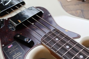 FENDER "American Vintage II 1966 Jazz Bass, Rosewood Fingerboard, Olympic White"