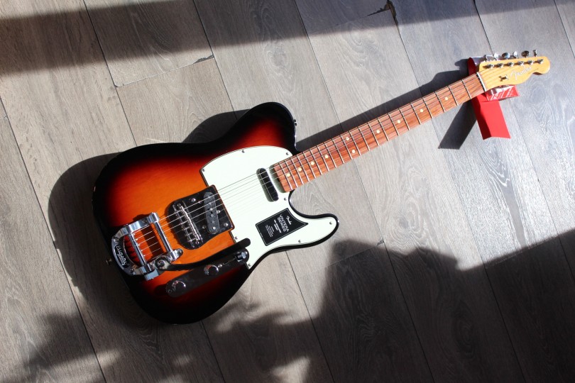 FENDER "Vintera '60s Telecaster Bigsby, Pau Ferro Fingerboard, 3-Color Sunburst" GIGBAG, 3, 61 KG