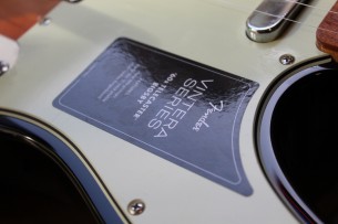 FENDER "Vintera '60s Telecaster Bigsby, Pau Ferro Fingerboard, 3-Color Sunburst" GIGBAG, 3, 61 KG