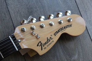 FENDER "Made in Japan Limited International Color Stratocaster, Rosewood Fingerboard, Morocco Red" GIGBAG, 3, 30 KG