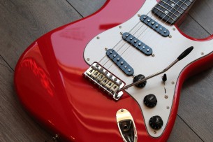 FENDER "Made in Japan Limited International Color Stratocaster, Rosewood Fingerboard, Morocco Red" GIGBAG, 3, 30 KG