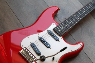 FENDER "Made in Japan Limited International Color Stratocaster, Rosewood Fingerboard, Morocco Red" GIGBAG, 3, 30 KG