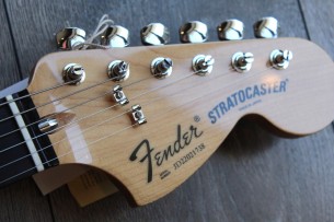 FENDER "Made in Japan Limited International Color Stratocaster, Rosewood Fingerboard, Morocco Red" GIGBAG, 3, 30 KG