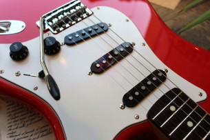 FENDER "Made in Japan Limited International Color Stratocaster, Rosewood Fingerboard, Morocco Red" GIGBAG, 3, 30 KG