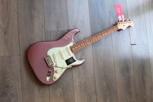 FENDER "Vintera 60s Strat Modified In Burgundy Mist Finish" GIGBAG, 3, 90 KG