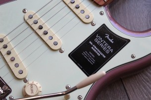 FENDER "Vintera 60s Strat Modified In Burgundy Mist Finish" GIGBAG, 3, 90 KG