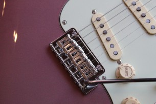 FENDER "Vintera 60s Strat Modified In Burgundy Mist Finish" GIGBAG, 3, 90 KG