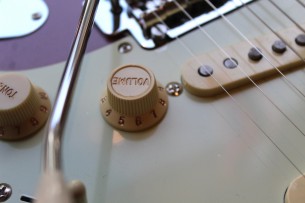 FENDER "Vintera 60s Strat Modified In Burgundy Mist Finish" GIGBAG, 3, 90 KG