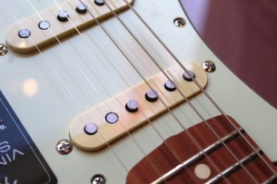 FENDER "Vintera 60s Strat Modified In Burgundy Mist Finish" GIGBAG, 3, 90 KG