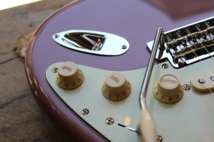 FENDER "Vintera 60s Strat Modified In Burgundy Mist Finish" GIGBAG, 3, 90 KG