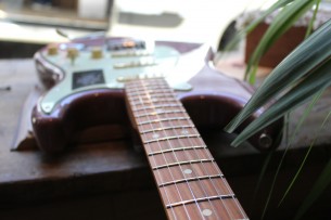 FENDER "Vintera 60s Strat Modified In Burgundy Mist Finish" GIGBAG, 3, 90 KG