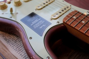 FENDER "Vintera 60s Strat Modified In Burgundy Mist Finish" GIGBAG, 3, 90 KG
