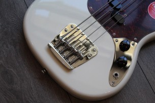 SQUIER "Classic Vibe '60s Mustang Bass Olympic White Indian Laurel" 3, 35 KG