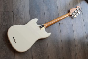 SQUIER "Classic Vibe '60s Mustang Bass Olympic White Indian Laurel" 3, 35 KG