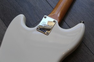 SQUIER "Classic Vibe '60s Mustang Bass Olympic White Indian Laurel" 3, 35 KG