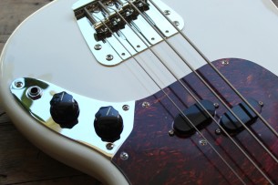 SQUIER "Classic Vibe '60s Mustang Bass Olympic White Indian Laurel" 3, 35 KG