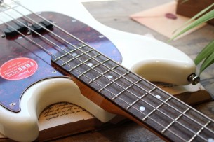 SQUIER "Classic Vibe '60s Mustang Bass Olympic White Indian Laurel" 3, 35 KG