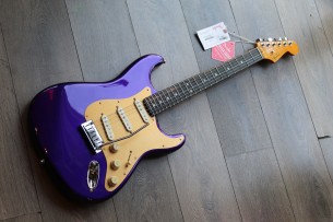 FENDER "Limited FSR American Ultra Stratocaster in Plum Metallic" 3, 65 KG