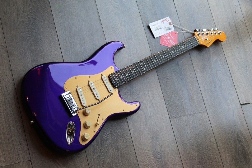 FENDER "Limited FSR American Ultra Stratocaster in Plum Metallic" 3, 65 KG