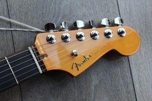 FENDER "Limited FSR American Ultra Stratocaster in Plum Metallic" 3, 65 KG