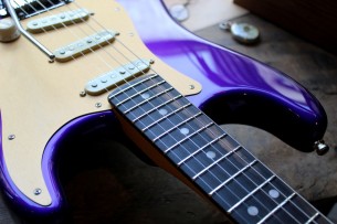 FENDER "Limited FSR American Ultra Stratocaster in Plum Metallic" 3, 65 KG