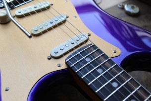 FENDER "Limited FSR American Ultra Stratocaster in Plum Metallic" 3, 65 KG