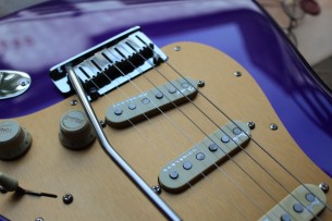 FENDER "Limited FSR American Ultra Stratocaster in Plum Metallic" 3, 65 KG
