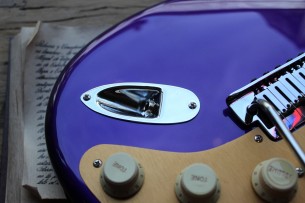 FENDER "Limited FSR American Ultra Stratocaster in Plum Metallic" 3, 65 KG