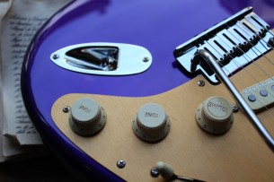FENDER "Limited FSR American Ultra Stratocaster in Plum Metallic" 3, 65 KG