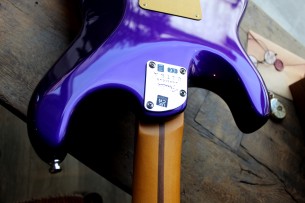 FENDER "Limited FSR American Ultra Stratocaster in Plum Metallic" 3, 65 KG