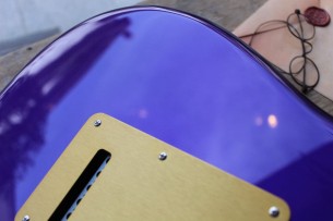 FENDER "Limited FSR American Ultra Stratocaster in Plum Metallic" 3, 65 KG