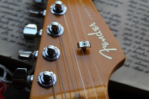 FENDER "Limited FSR American Ultra Stratocaster in Plum Metallic" 3, 65 KG