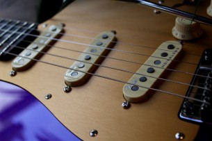 FENDER "Limited FSR American Ultra Stratocaster in Plum Metallic" 3, 65 KG